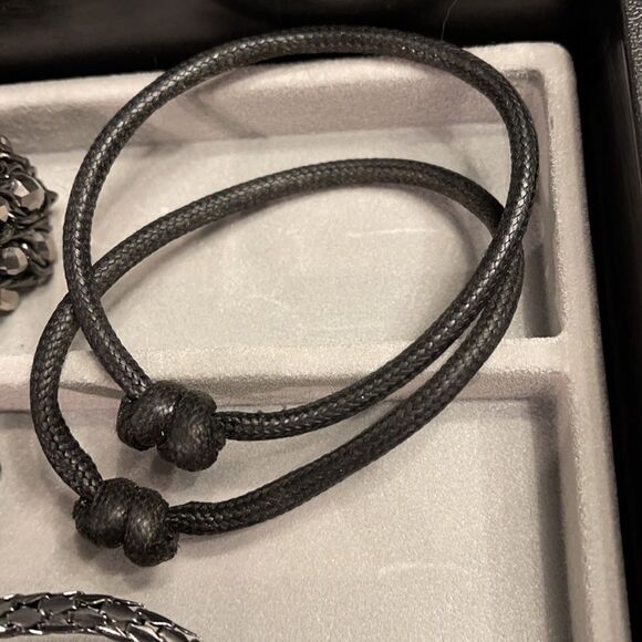11 piece lot black and sparkly bracelets - Picture 7 of 7